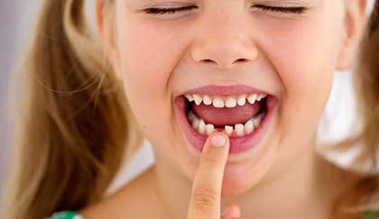 Как вырвать зуб без боли. Безболезненное удаление молочных зубов у детей